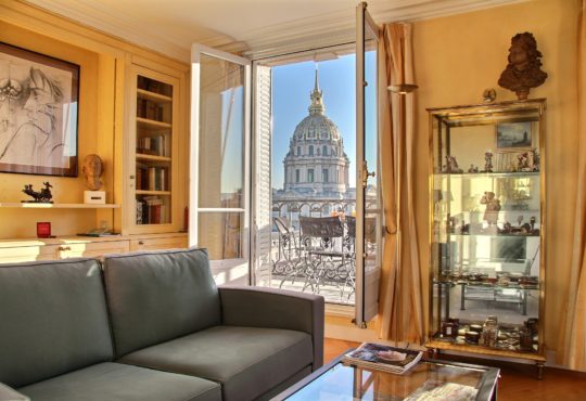 Large 2-bedroom with balcony in front of the Invalides