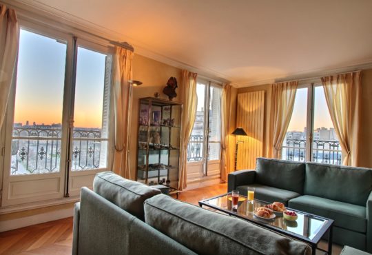 Large 2-bedroom with balcony in front of the Invalides