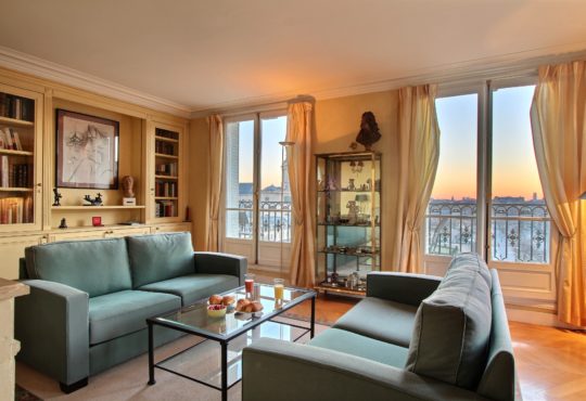 Large 2-bedroom with balcony in front of the Invalides