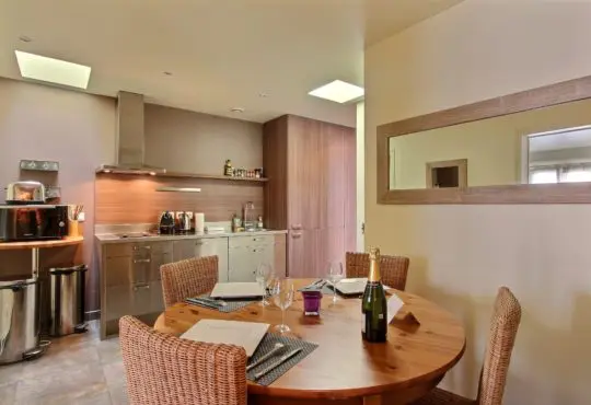 Spacioux and sunny 1 bedroom apartment with AC and balconies