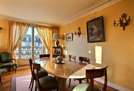 Large 2-bedroom with balcony in front of the Invalides