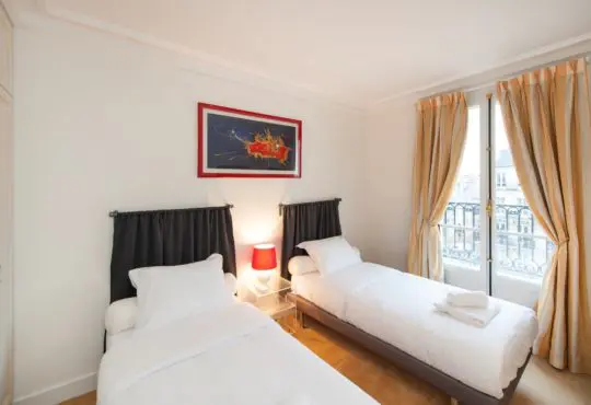 Large 2-bedroom with balcony in front of the Invalides