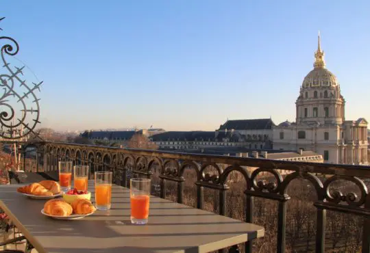 Large 2-bedroom with balcony in front of the Invalides