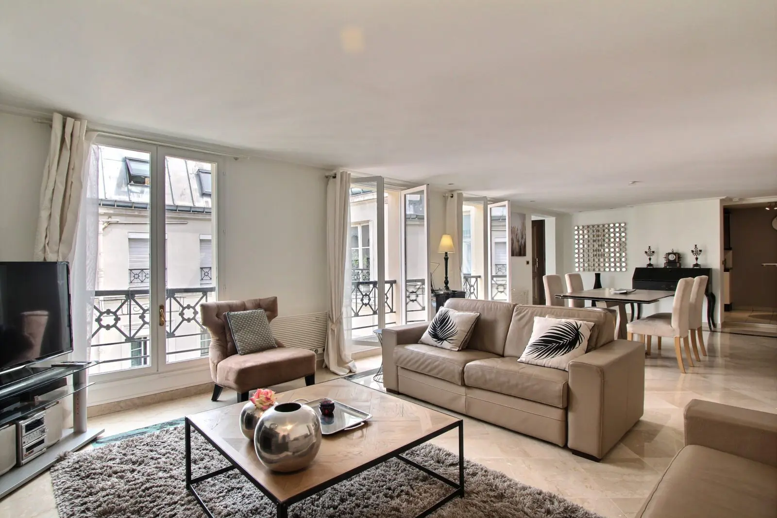 Large 2-bedroom apartment in Madeleine