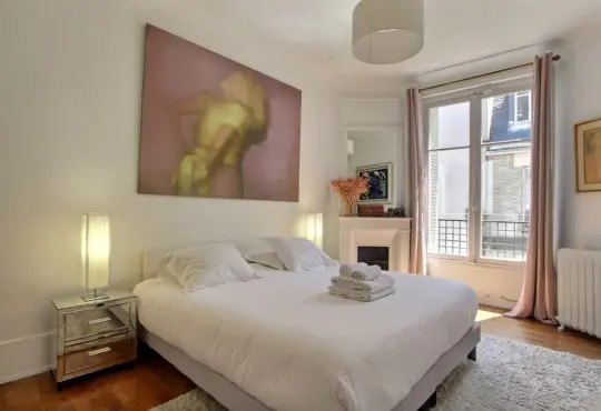 Very large 3-bedroom close to Invalides