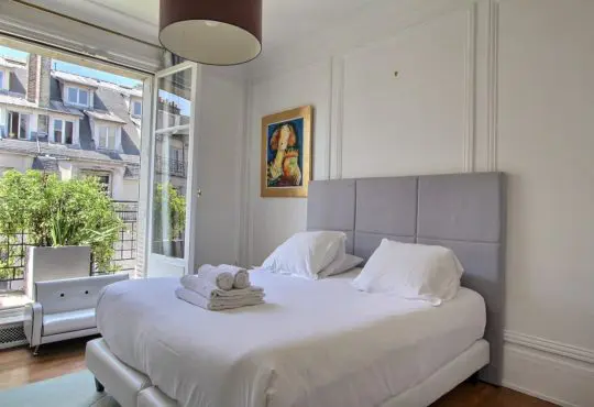 Very large 3-bedroom close to Invalides