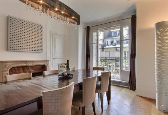 Very large 3-bedroom close to Invalides