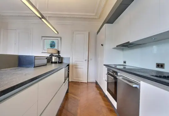 Appartement trois chambres à Saint-Germain avec vues exceptionnelles de Paris
