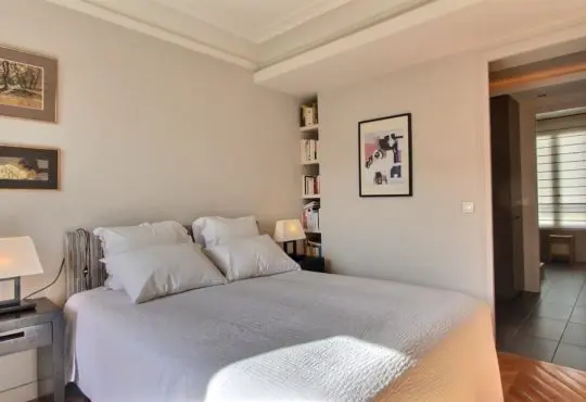 Appartement 2 chambres avec grand balcon filant à Saint-Germain-des-Prés