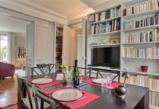 Appartement 2 chambres avec grand balcon filant à Saint-Germain-des-Prés