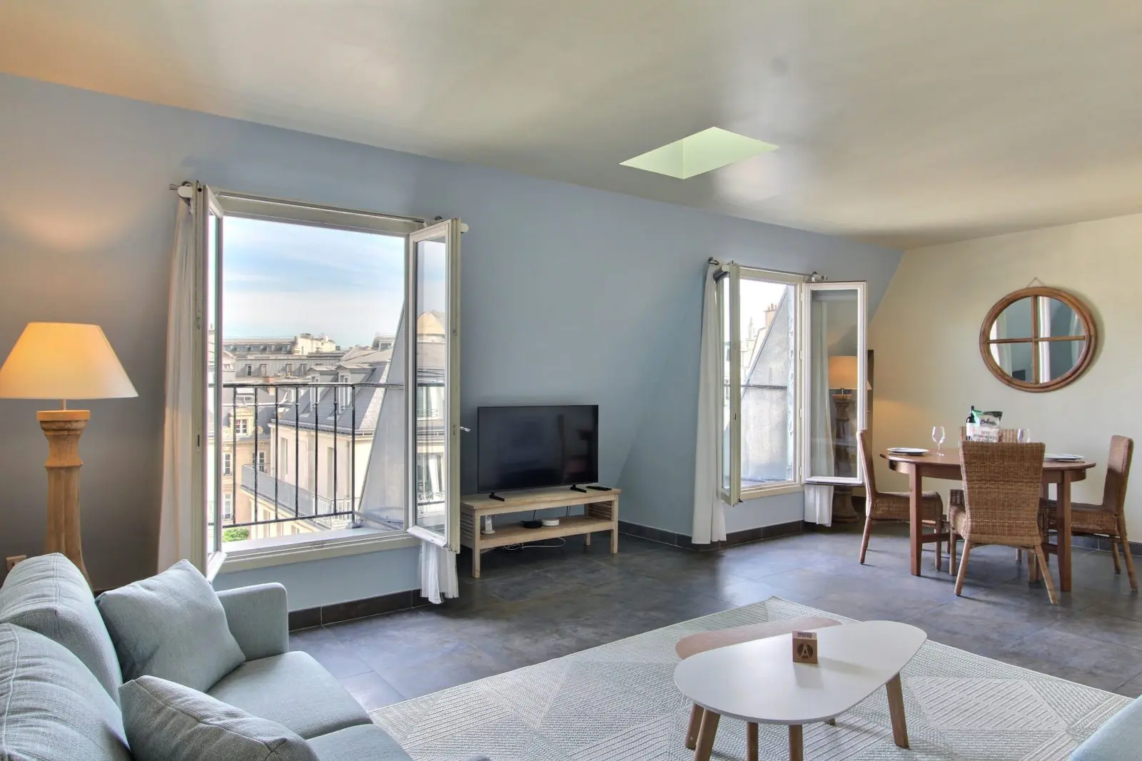 Spacieux et lumineux, 2 pièces avec climatisation et balcon