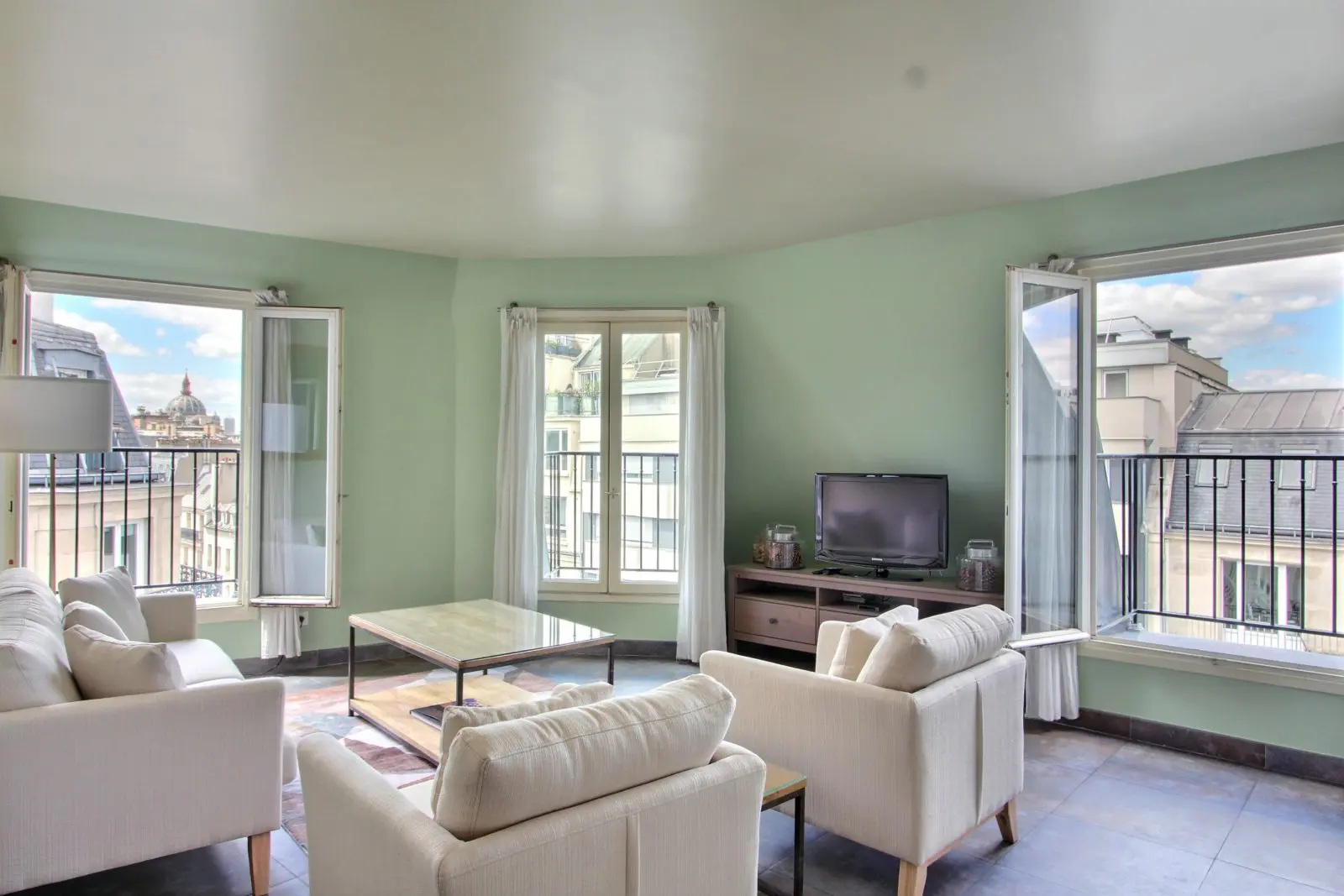 Bright 2-bedroom near Saint-Lazare and Opera