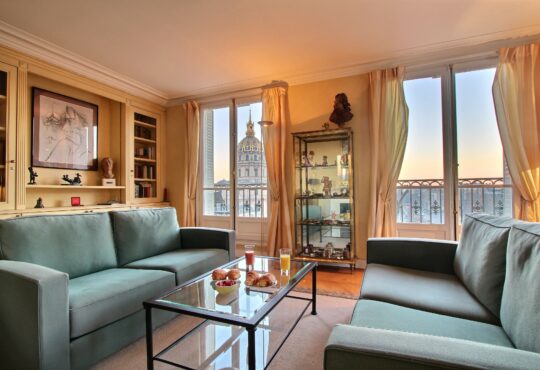 Furnished apartment Large 2-bedroom with balcony in front of the Invalides
