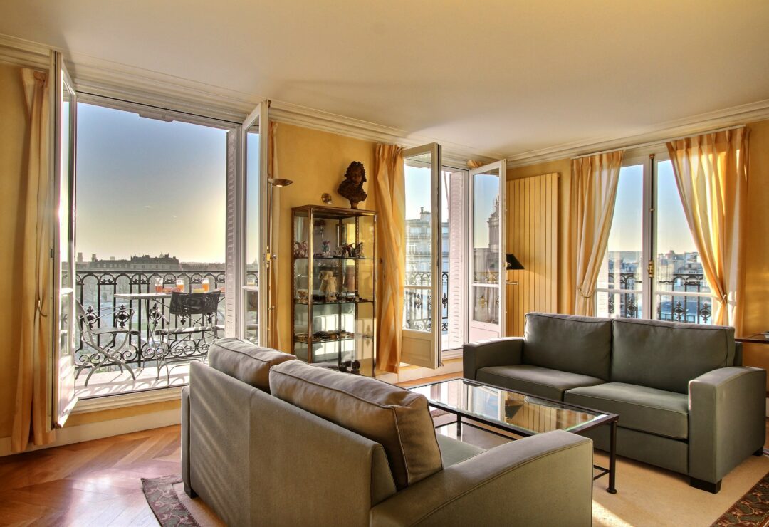 Large 2-bedroom with balcony in front of the Invalides