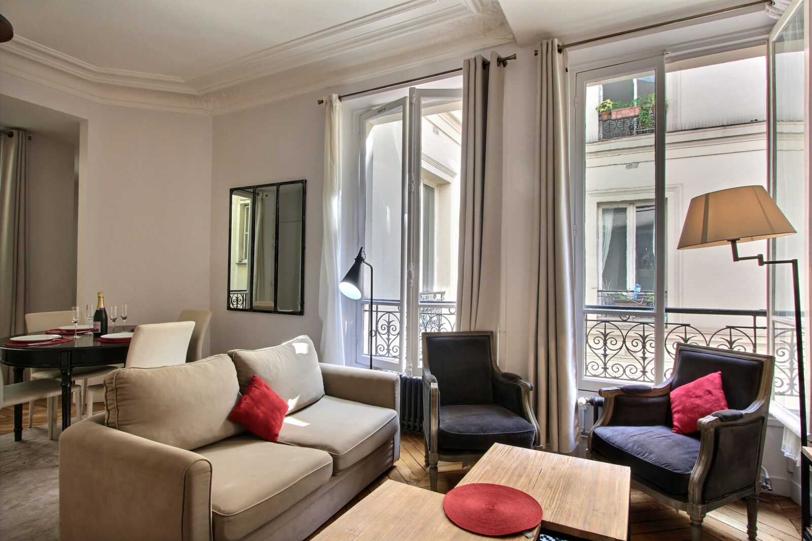 Haussmannian 2-bedroom near rue de Rivoli