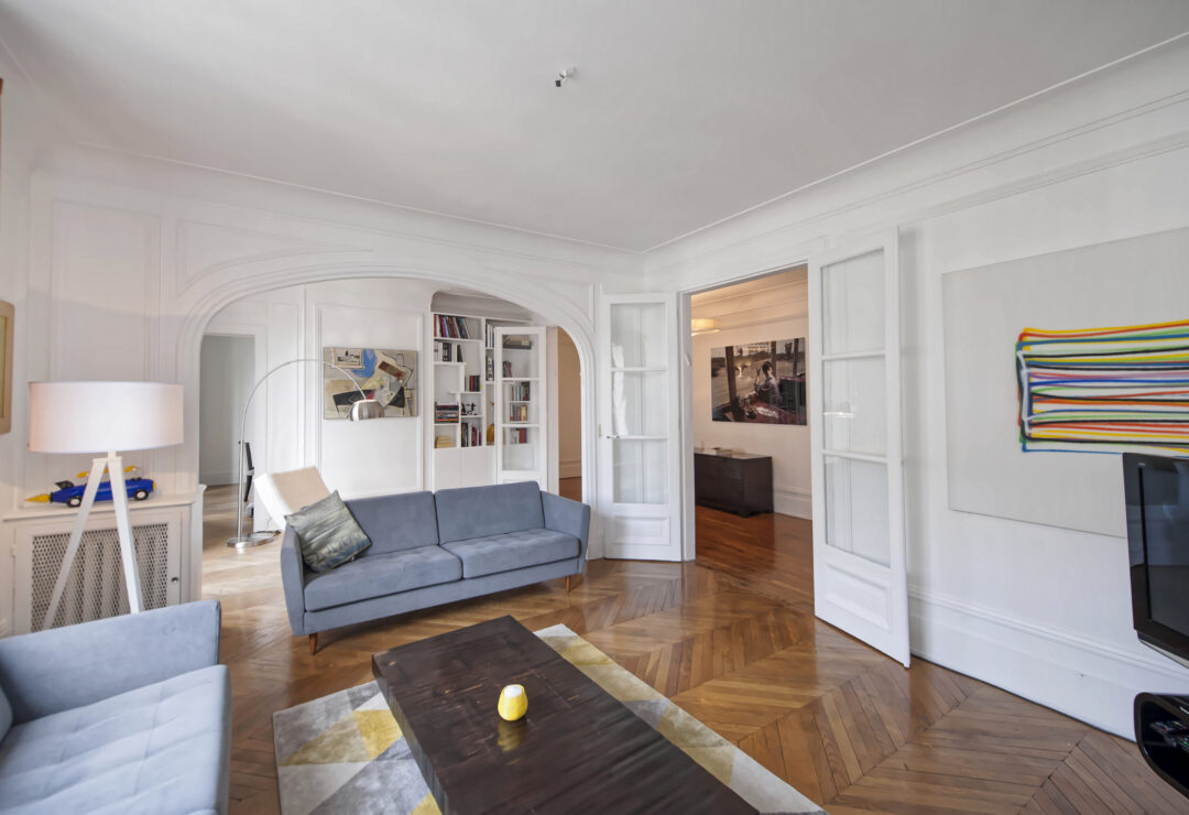 Very large 3-bedroom close to Invalides