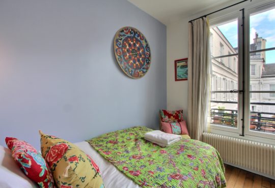 Quiet and bright artist’s apartment