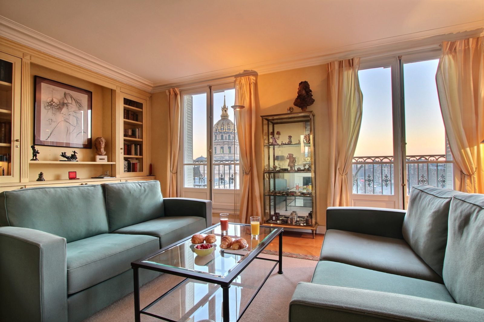 Large 2-bedroom with balcony in front of the Invalides