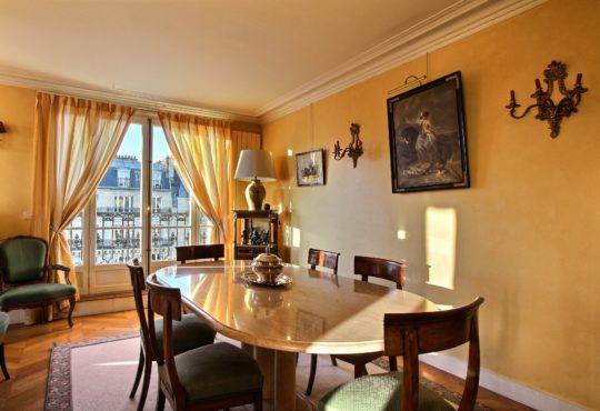 Large 2-bedroom with balcony in front of the Invalides