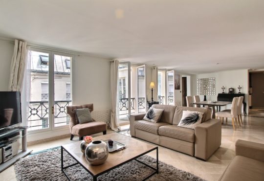 Furnished apartment Large 2-bedroom apartment in Madeleine