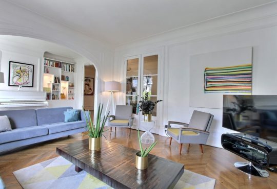 Very large 3-bedroom close to Invalides