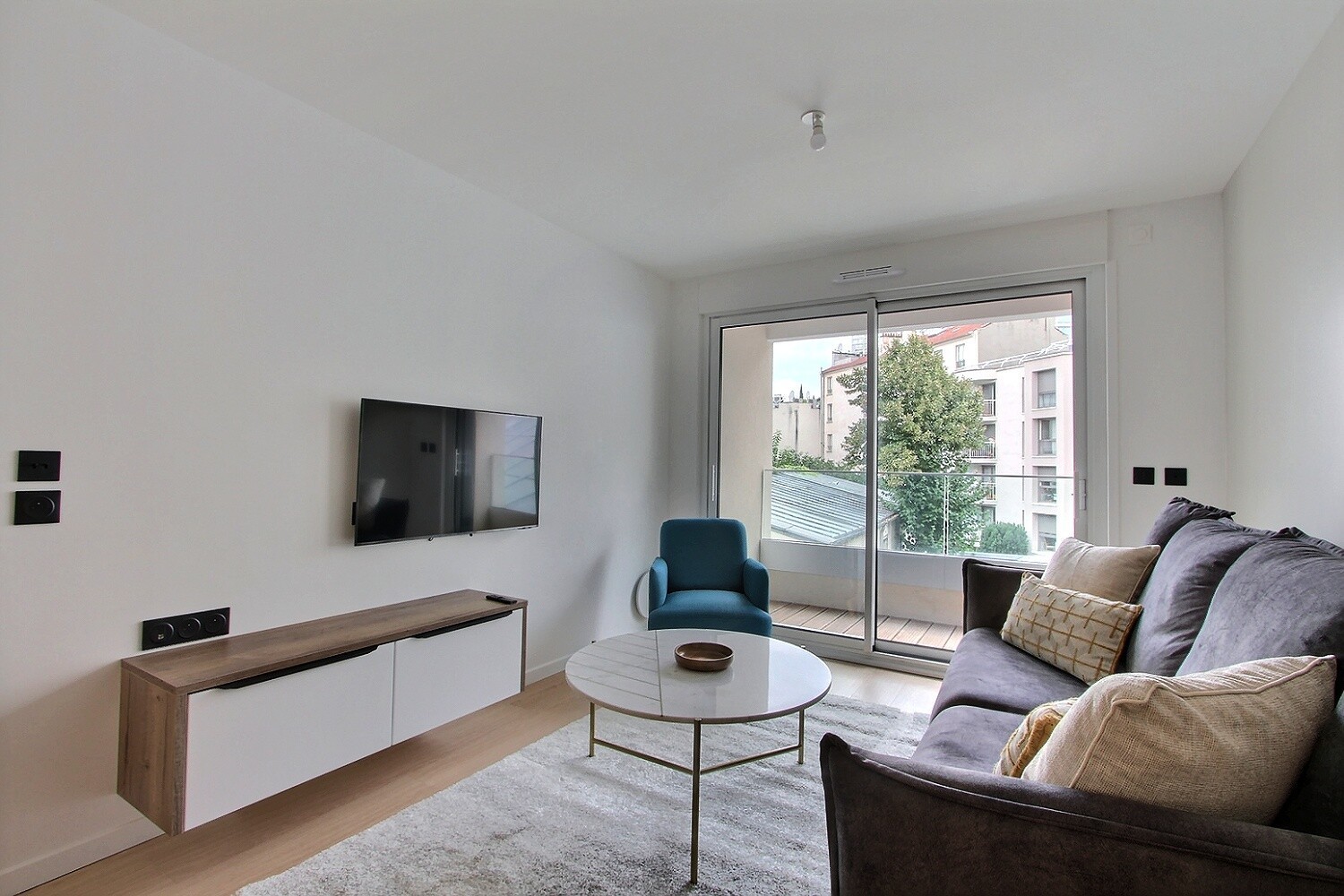 Rent a furnished 1 bedroom apartment in Paris 15th 41m2 Tour Eiffel