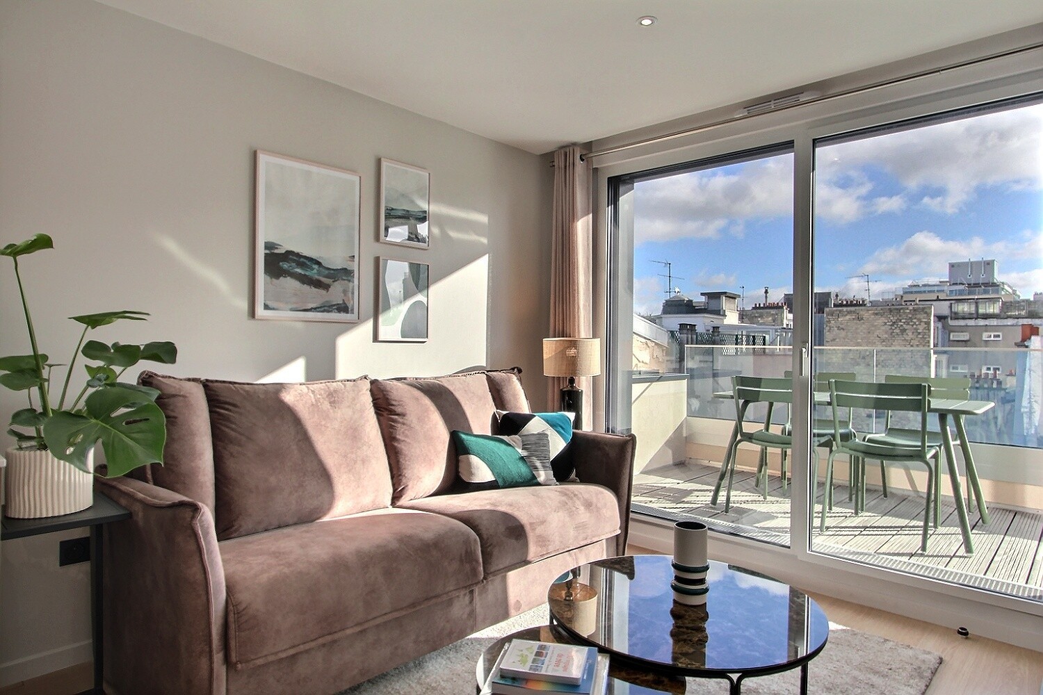 Air-conditioned 1-bedroom apartment with balcony just a few minutes from the Eiffel Tower