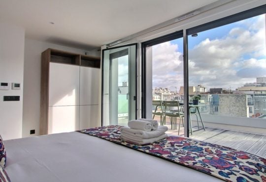 2 bedrooms with a terrace and view on the Eiffel Tower