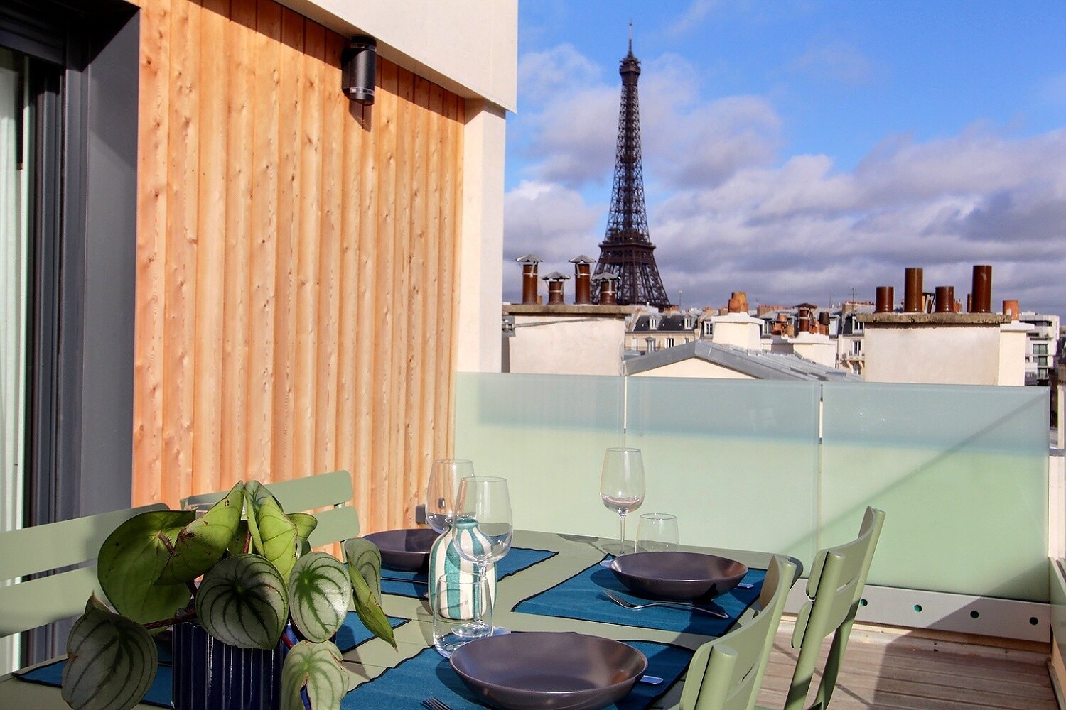 2 bedrooms with a terrace and view on the Eiffel Tower
