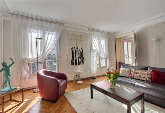Furnished apartment 2-bedroom apartment with long balcony in Saint-Germain-des-Prés