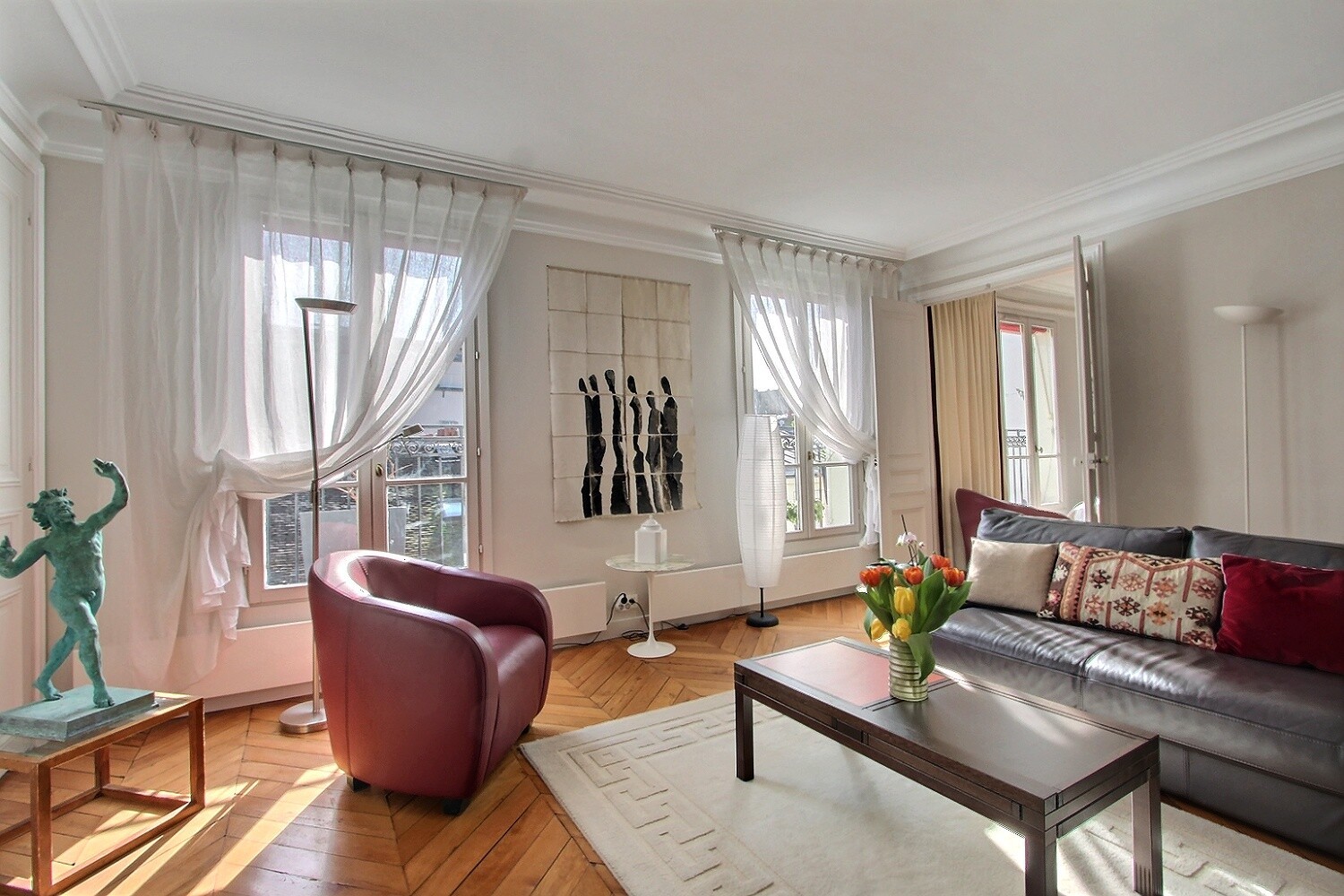 Appartement 2 chambres avec grand balcon filant à Saint-Germain-des-Prés