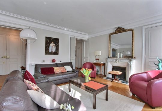 Furnished apartment 2-bedroom apartment with long balcony in Saint-Germain-des-Prés