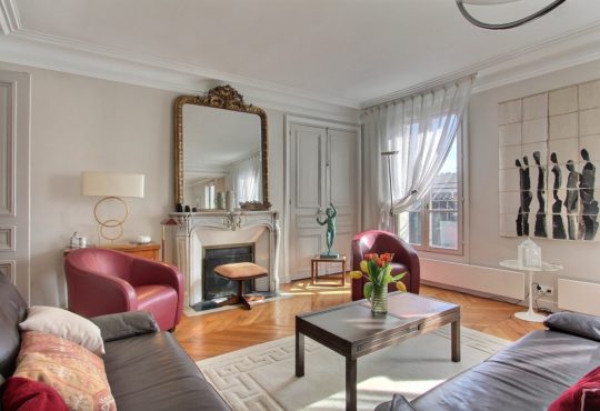Appartement 2 chambres avec grand balcon filant à Saint-Germain-des-Prés