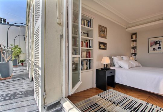 2-bedroom apartment with long balcony in Saint-Germain-des-Prés